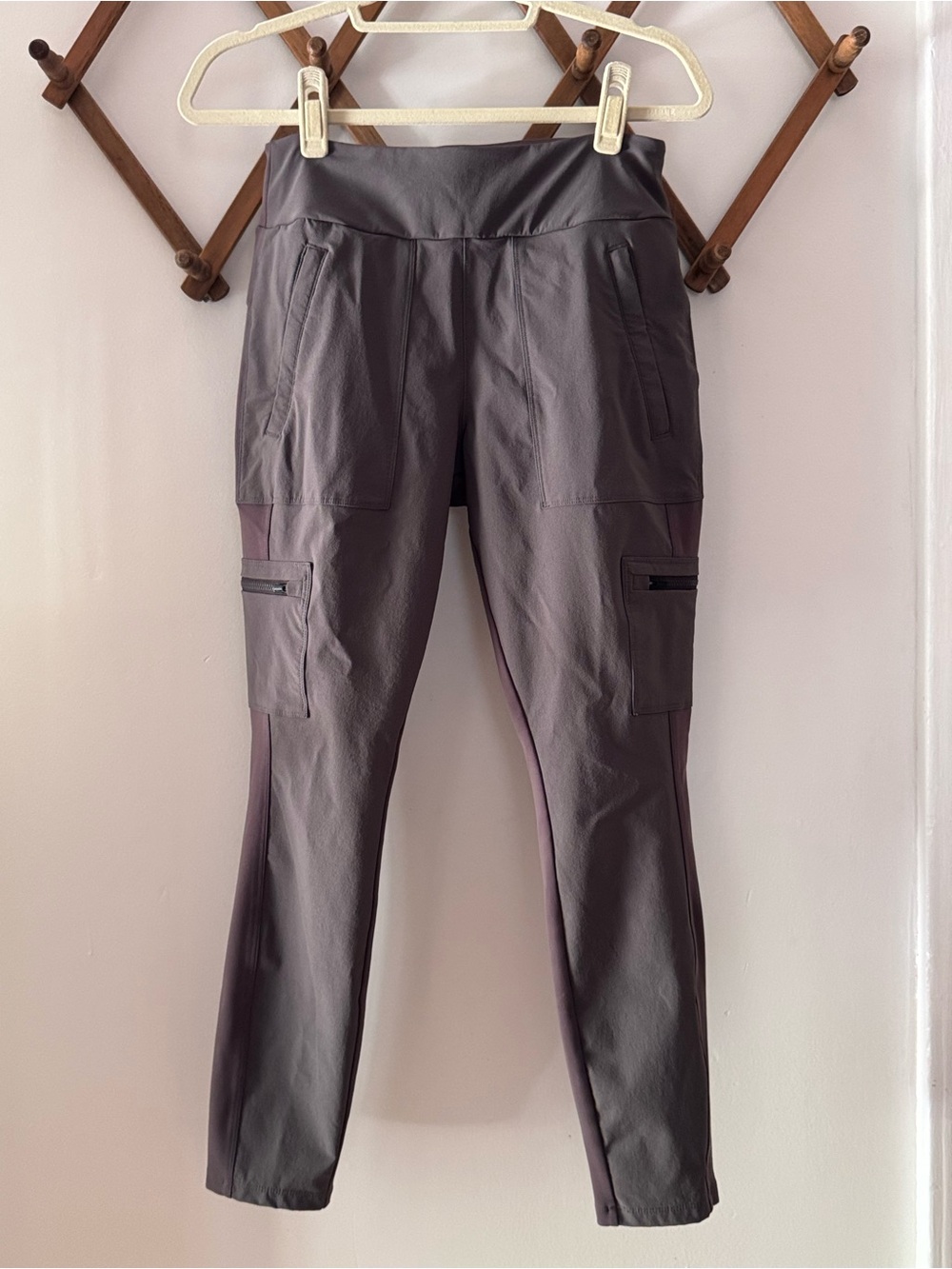 Athleta Headlands Hybrid Cargo Pants, Grey, size 10 Women’s